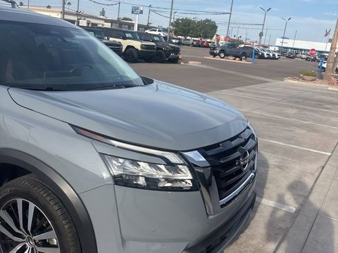 Used 2024 Nissan Pathfinder Platinum image 11