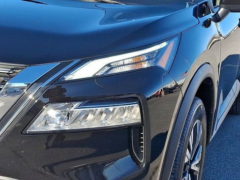 Used 2023 Nissan Rogue SV image 9