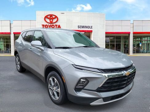 Used 2025 Chevrolet Blazer LT FWD image 2