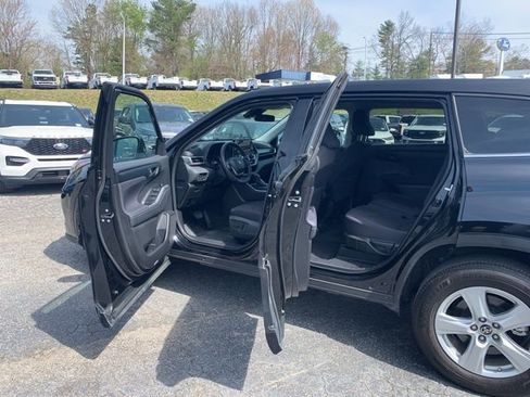 Used 2024 Toyota Highlander LE FWD image 18