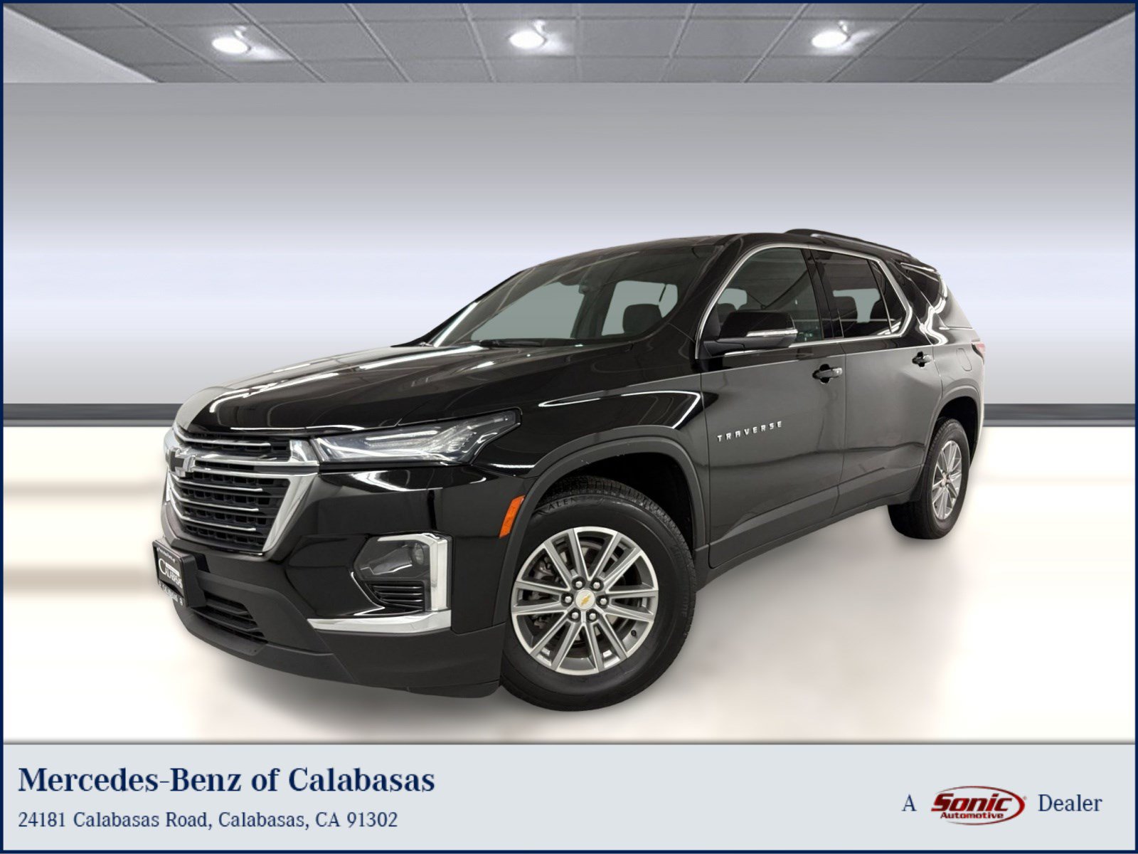 Used 2023 Chevrolet Traverse LT w/ LPO, Cargo Package FWD image 1
