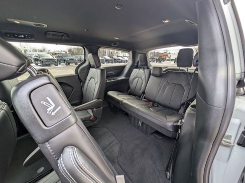 New 2026 Chrysler Pacifica Select w/ S Appearance Package image 17