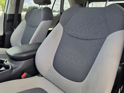Used 2021 Toyota RAV4 XLE FWD image 15