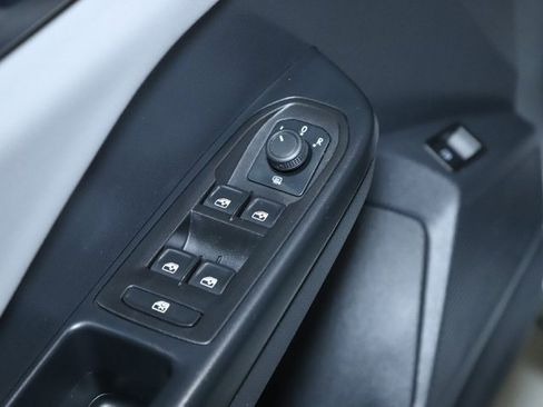 Certified 2023 Volkswagen Taos SE w/ Panoramic Sunroof Package image 17