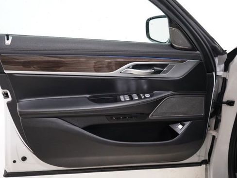 Used 2020 BMW 745e xDrive image 18