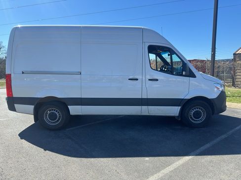 Used 2025 Mercedes-Benz Sprinter 2500 image 2