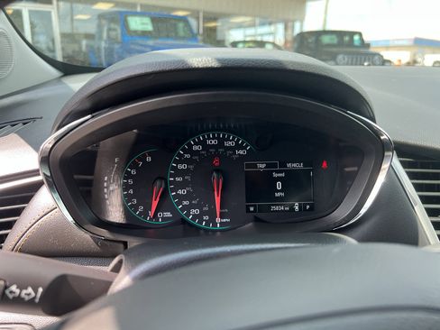 Used 2022 Chevrolet Trax LT w/ LT Convenience Package image 10