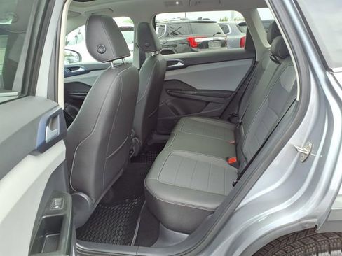Used 2024 Volkswagen Taos SE w/ Panoramic Sunroof Package FWD image 19