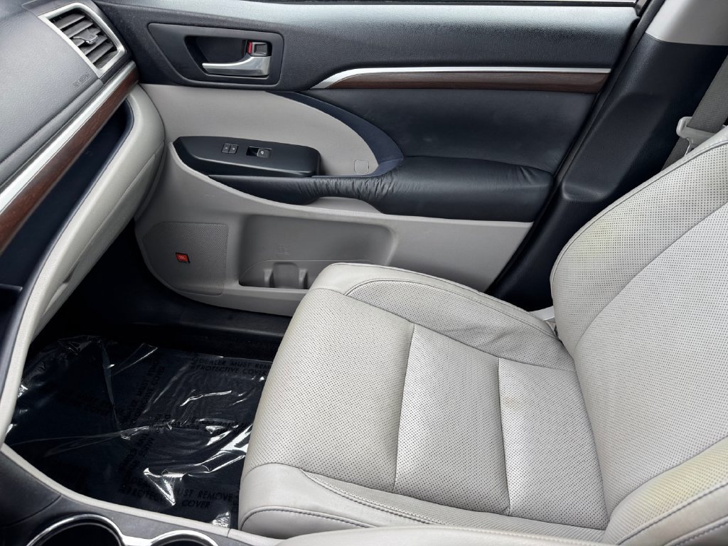 Used 2015 Toyota Highlander Limited AWD/4WD image 30