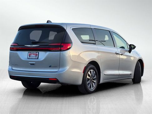 Used 2023 Chrysler Pacifica Limited image 4