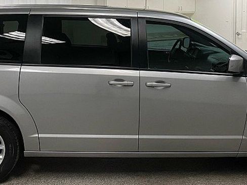 Used 2020 Dodge Grand Caravan SE image 4