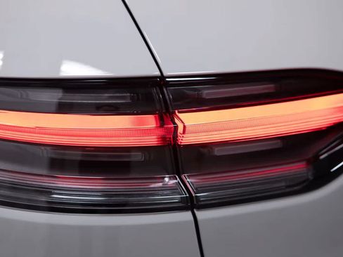 Certified 2026 Porsche Macan AWD/4WD image 18