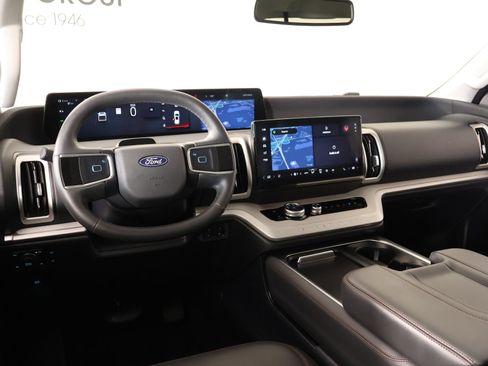 Used 2025 Ford Expedition Active AWD/4WD image 2