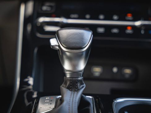 Used 2024 Kia Carnival EX image 40