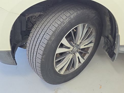 Used 2017 Nissan Pathfinder SV image 28