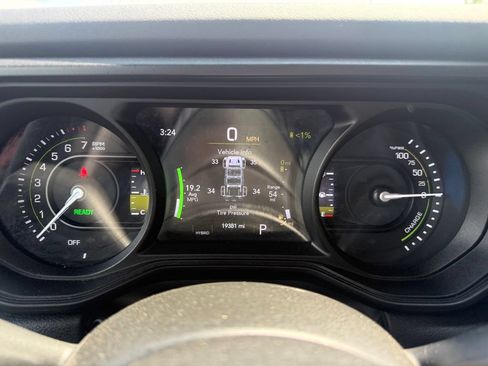 Used 2025 Jeep Wrangler Unlimited Sahara AWD/4WD image 23