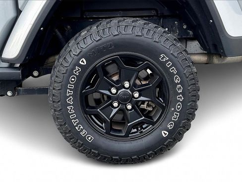 Certified 2022 Jeep Gladiator Willys image 32