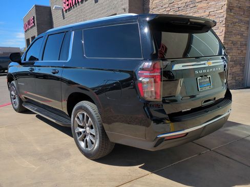 Used 2024 Chevrolet Suburban LT RWD image 3