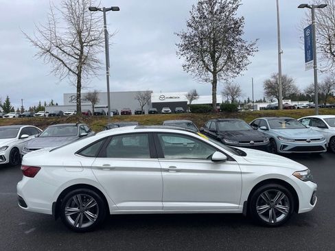 Certified 2023 Volkswagen Jetta SE w/ Panoramic Sunroof Package image 2