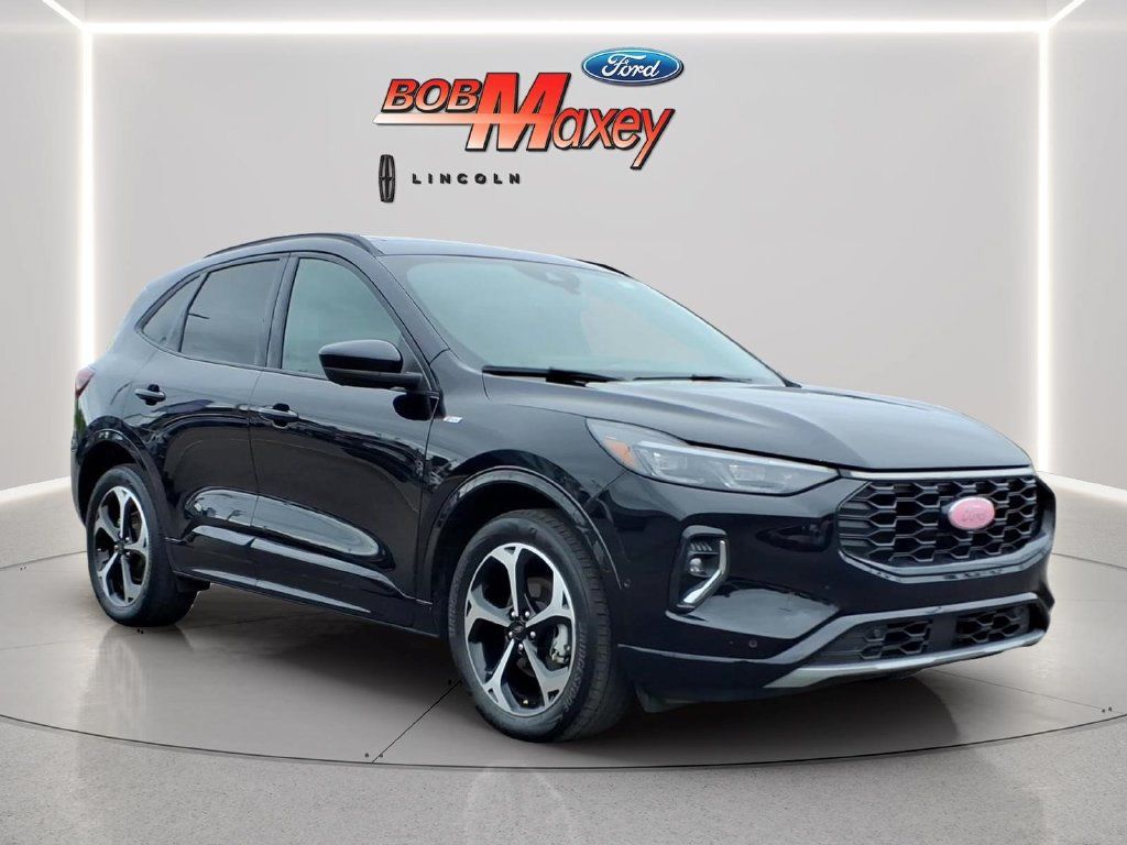 Used 2023 Ford Escape ST-Line Elite w/ Premium Technology Package AWD/4WD image 3