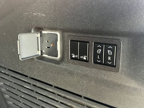 Used 2023 GMC Yukon XL Denali AWD/4WD image 19
