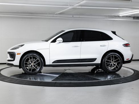 Certified 2023 Porsche Macan image 2