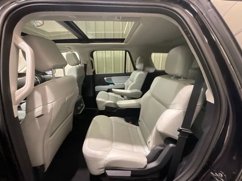 Used 2025 Ford Expedition Platinum w/ Driver's Package AWD/4WD image 11