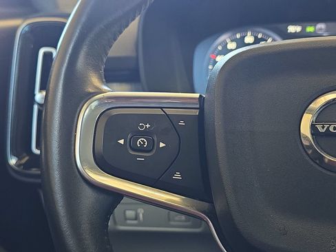 Used 2019 Volvo XC40 T5 Momentum AWD/4WD image 18