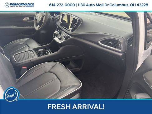 Used 2024 Chrysler Pacifica Premium image 16