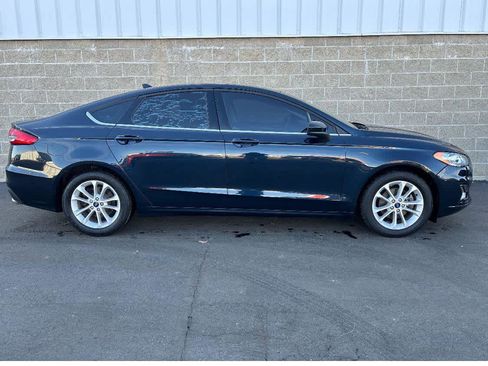 Used 2020 Ford Fusion SE image 2