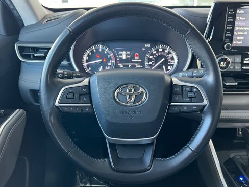 Used 2022 Toyota Highlander XLE image 25
