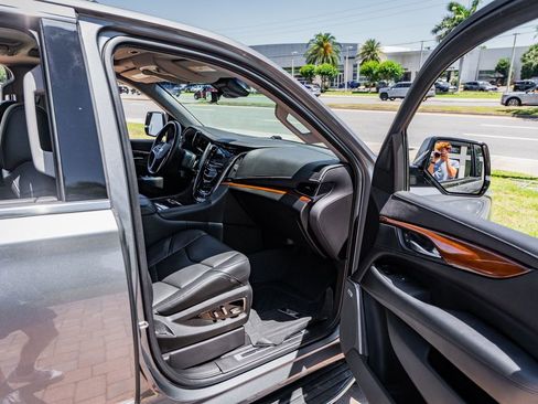 Used 2018 Cadillac Escalade Luxury AWD/4WD image 34
