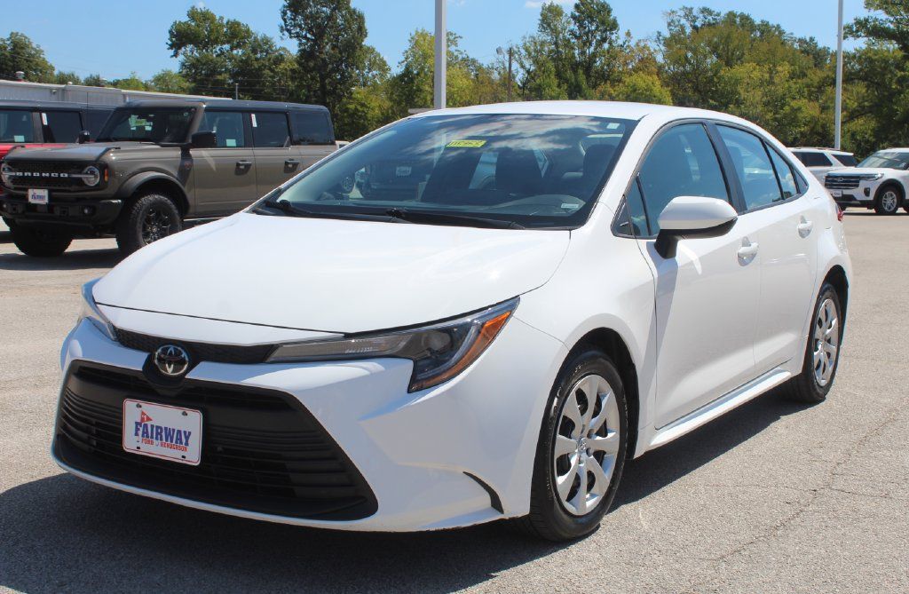 Used 2025 Toyota Corolla LE FWD image 3