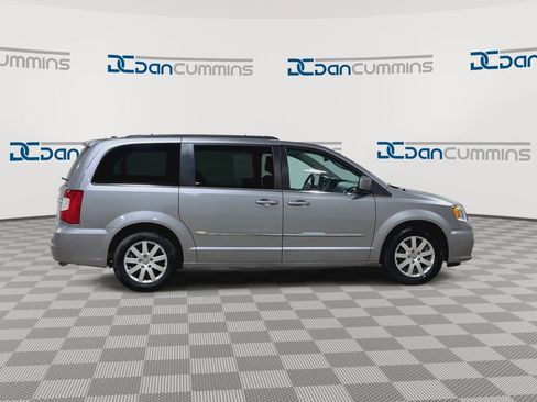 Used 2016 Chrysler Town & Country Touring image 9