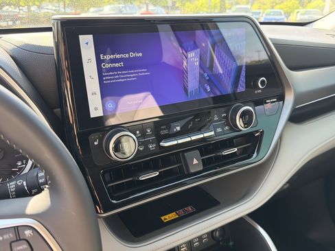 Certified 2026 Toyota Highlander XLE image 6