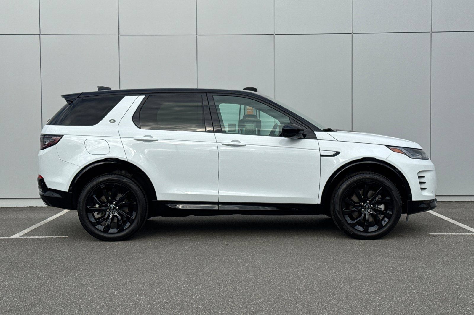 Used 2025 Land Rover Discovery Sport Dynamic SE AWD/4WD image 6