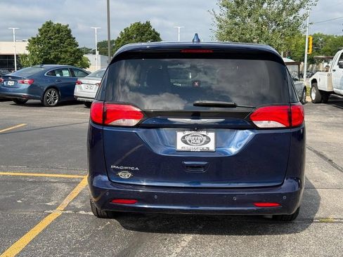 Used 2017 Chrysler Pacifica LX FWD image 4