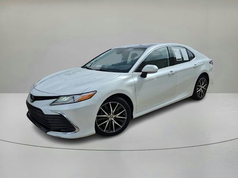 Used 2022 Toyota Camry XLE FWD image 1