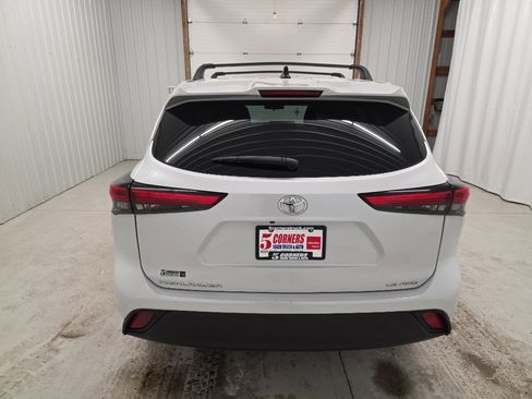 Used 2022 Toyota Highlander LE image 12