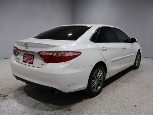 Used 2017 Toyota Camry SE image 2