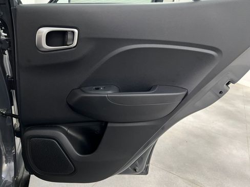 Used 2025 Hyundai Venue SE FWD image 19