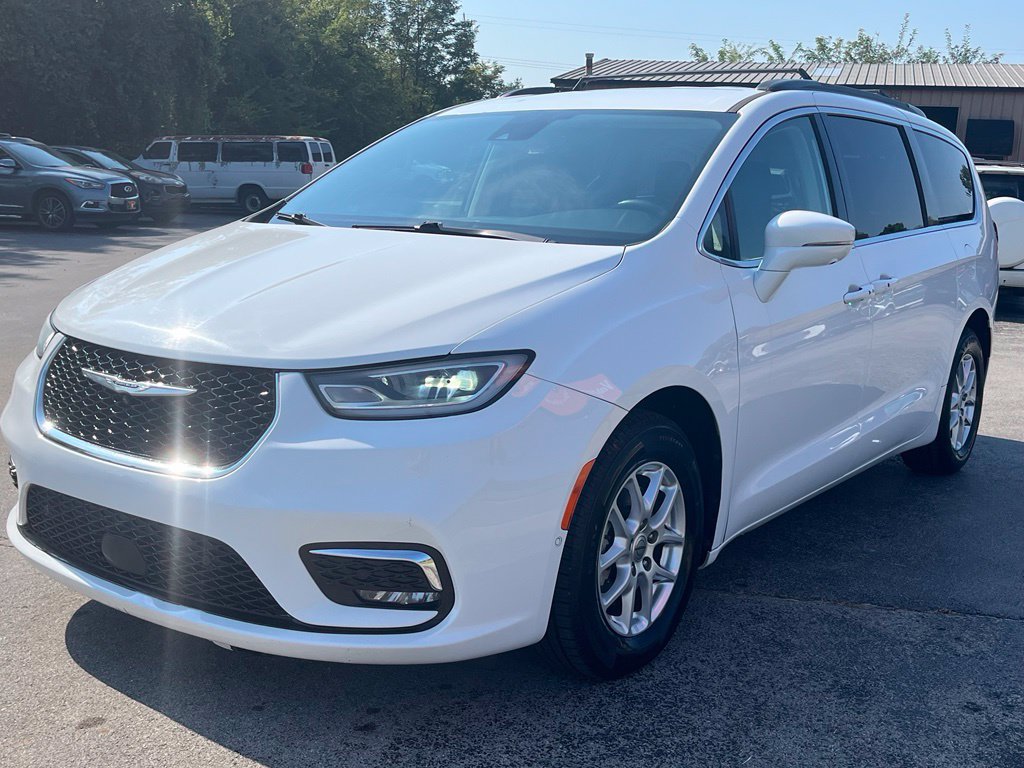 Used 2022 Chrysler Pacifica Touring-L w/ Uconnect Theater Family Group FWD image 5
