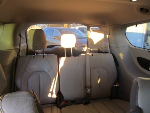 Used 2017 Chrysler Pacifica Touring-L w/ Tire & Wheel Group image 13