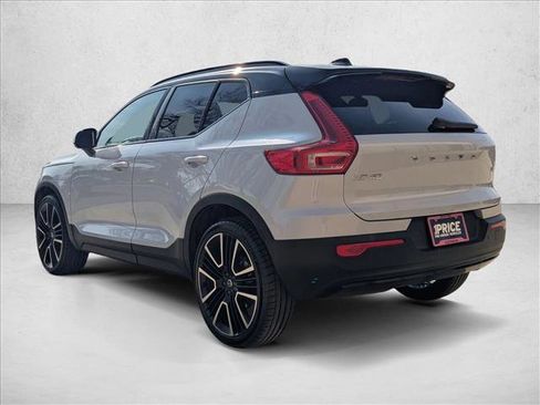 Used 2022 Volvo XC40 T4 R-Design w/ Protection Package Premier image 8