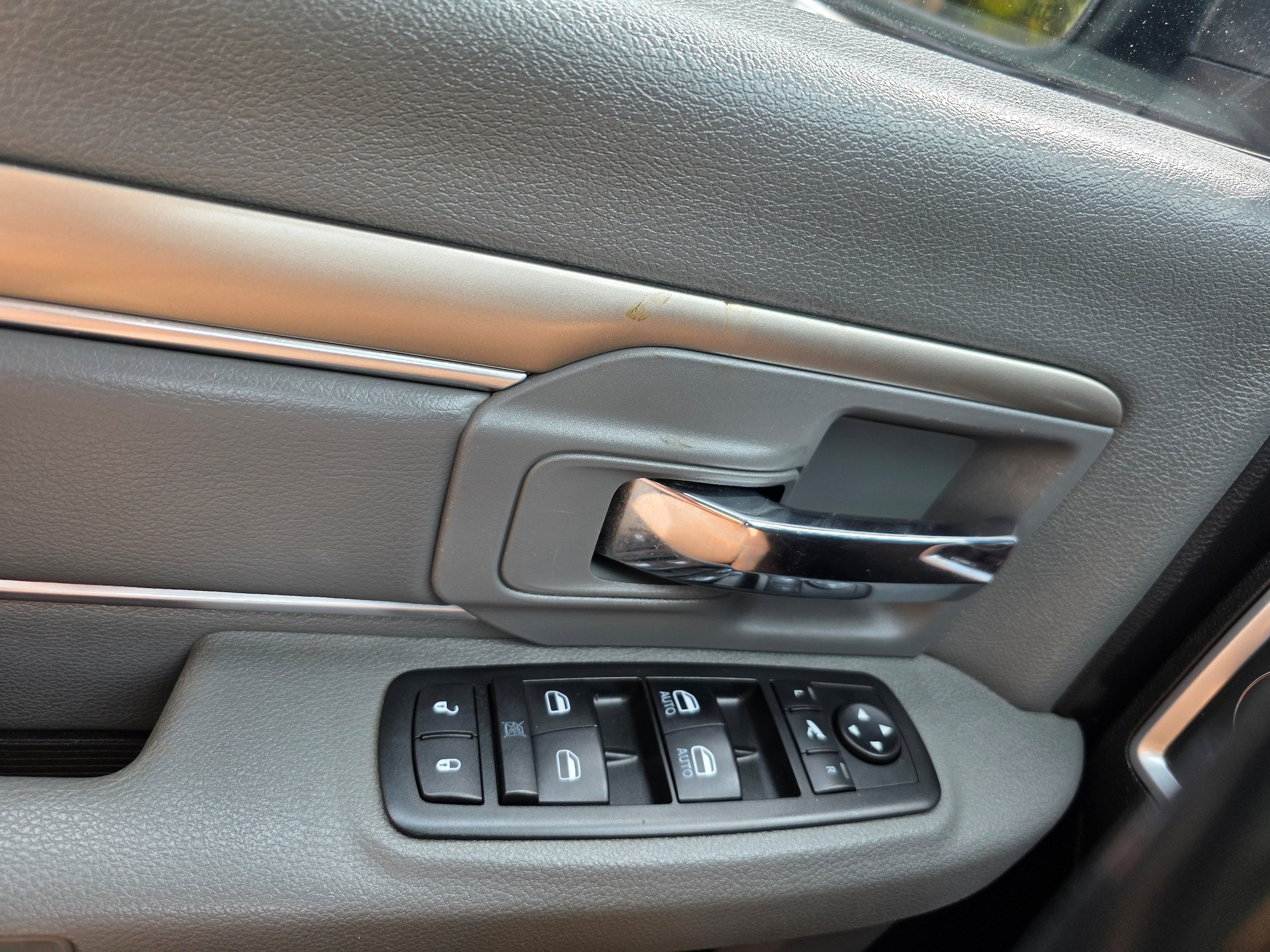 Used 2014 RAM 2500 SLT w/ Luxury Group AWD/4WD image 21