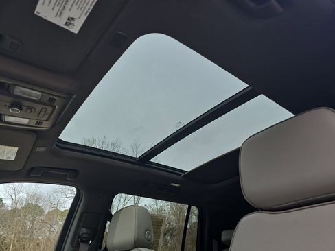 Used 2023 GMC Yukon XL SLT image 32