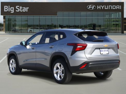 Used 2025 Chevrolet Trax LS w/ LS Convenience Package image 3