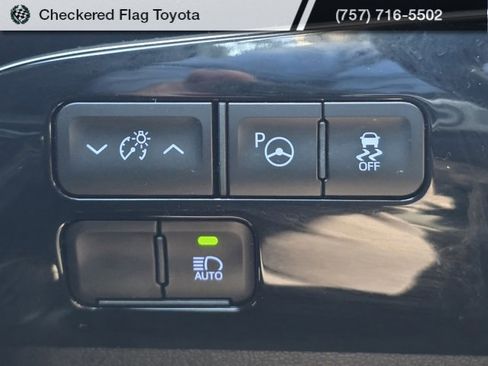 Used 2022 Toyota Prius XLE image 11