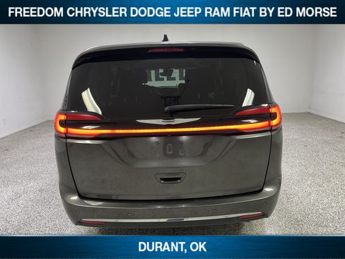 Used 2023 Chrysler Pacifica Touring-L FWD image 5