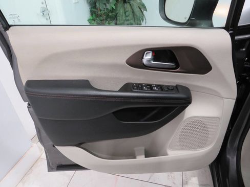 Used 2019 Chrysler Pacifica Touring-L FWD image 26